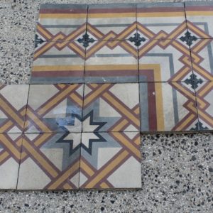 Pavimento antico in pastina con disegno geometrico e doppia bordatura