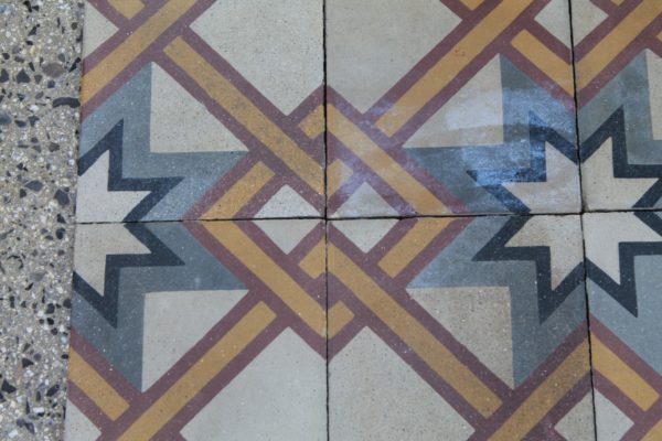 Pavimento in pastina con disegno geometrico