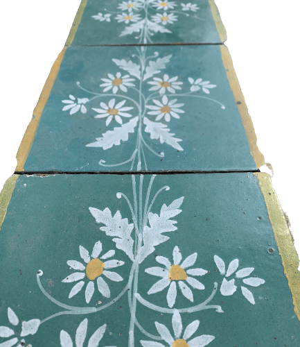 Majolica edging with green background