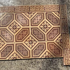 Pavimento in cementina antica con rombi e fiori.